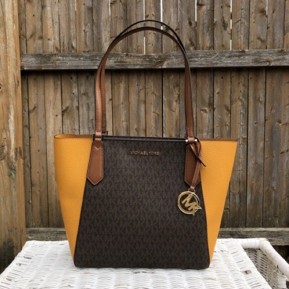 Michael Kors Handbags - ✨MICHAEL KORS KIMBERLY TOTE✨